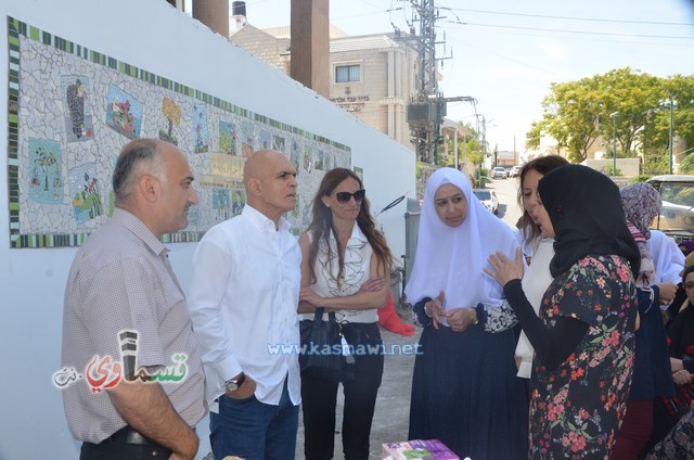 كفرقاسم - فيديو : الرئيس عادل بدير يدشن اللوحة الفنية من ابداعات الأمهات في بيت المسنين وطلاب الزهراء الابتدائية 